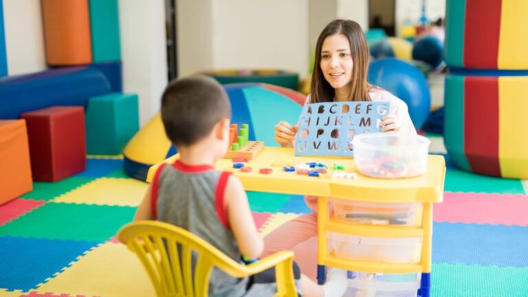 Niños con autismo en Barahona enfrentan falta de ayuda para recibir terapias especializadas.