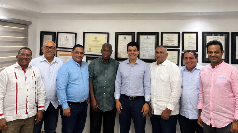 Cinco exdiputados se suman al proyecto presidencial de Wellington Arnaud