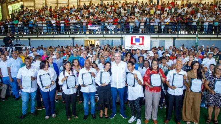Presidente Abinader entrega 1,500 títulos que dan seguridad jurídica a 6,000 personas en El Almirante II y protegen el patrimonio de sus familias