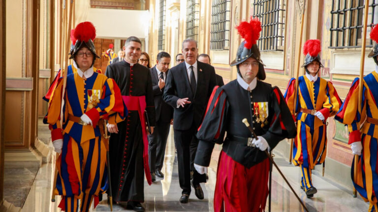 Presidente Abinader y secretario de Estado de la Santa Sede, Pietro Parolin abordan asuntos de Estado y la situación internacional en el Vaticano